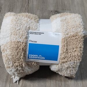 Room Essentials Beige and White Throw Blanket